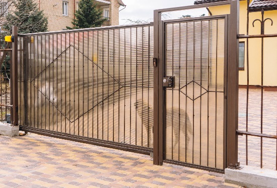 Купить ворота из профлиста с элементами ковки, с металлическими столбами в рамке или под дерево в Домодедово от 157020 руб